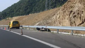 Лек автомобил и моторист се удариха на автомагистрала 