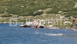 Група туристи влезе и се изкъпа в едно от Седемте рилски езера