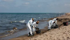 Руски нефтен разлив замърси 50 км от плажовете на Черно море