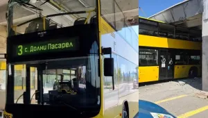 Двуетажен автобус заседна при влизане в гараж в София (СНИМКИ)