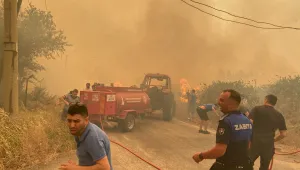 Голям горски пожар затвори пътя към Измир (СНИМКИ)