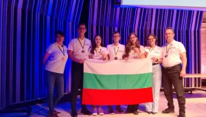 Български ученици с медали от международния турнир на младите физици в Швеция
