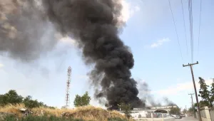 Токсичен дим заради пожар в цех за рециклиране в близост до Солун