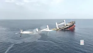 Най-малко четирима моряци от атакувания от хутите кораб са смятани за мъртви