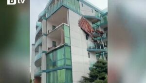 След бурята в Приморско: Вятърът отнесе покрив на тераса, леко е пострадало дете