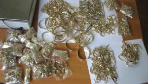 Задържаха златни бижута на 