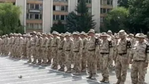 Военнослужещи даряват знаме на Военноисторическия музей