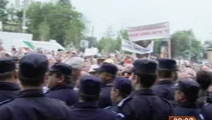 Румъния налага нови съкращения на държавни служители