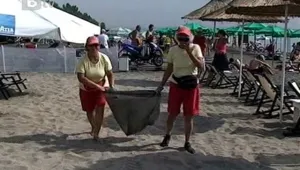 Пенсионерки поеха грижата за почистването на плажа в Бургас 