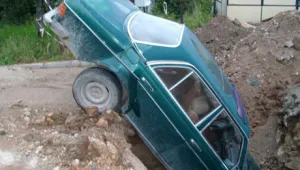Кола пропадна в дупка 