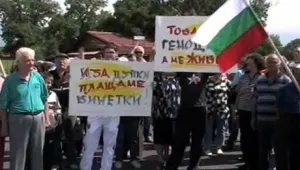 Протест заради дупки блокира движението по пътя София-Бургас