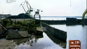 Строят временна дига в пристанището на Лом