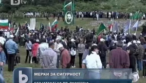 Стотици почетоха Ботев на връх Околчица… под зоркото око на полицията