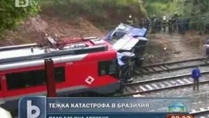 На мокра настилка: Влак помете автобус в Бразилия 