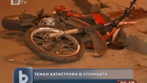 Мотоциклетист се блъсна в автобус, очевидци налетяха на шофьора 