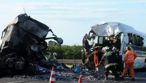 Двама загинаха, 50 са ранени при сблъсък на камион и автобус