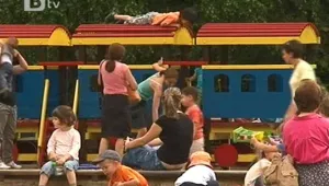 Опрощават надвзетите майчински с промени в данъчните закони