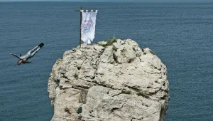 Силен вятър и подводни скали през втория ден от Red Bull Cliff Search