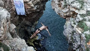 Скок в скална пещера бе поредното предизвикателство на Red Bull Cliff Search