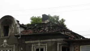 85-годишна баба живее от месеци в къща без покрив