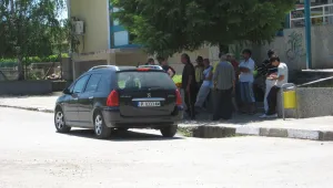 С брадви, ножове и изстрели поспориха роми за жена