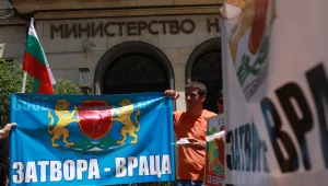 Служители от затворите пиха по една студена вода в знак на протест