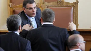 Заплатите на висшите управници стават двойни