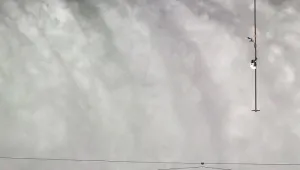 Ник Уаленда прекоси Ниагарския водопад по въже