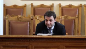 Трябва ли ГЕРБ да приеме оставката на Делян Добрев?