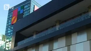 Окачен таван в бургаски мол падна върху двама души