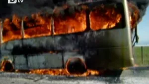 Автобус се запали на автомагистрала 