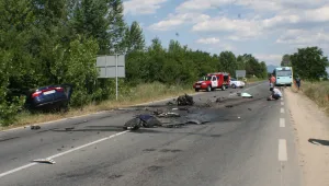 Мъж загина при челен удар между кола и автобус