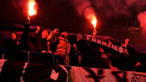 Феновете на Базел протестират по гащи