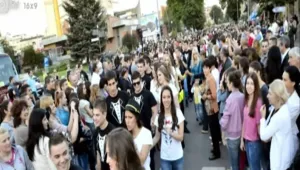Пред блясъка на бала абитуриенти от Пирот избраха да дарят надежда