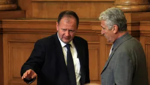Депутатите от ГЕРБ влязоха в пленарна зала и намериха един монитор по-малко