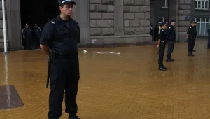 Размазани яйца, домати и тоалетна хартия след протеста анти-Пеевски