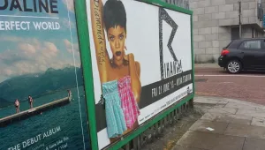 Разголени плакати на Риана осъмнаха с рокли