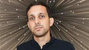 Илюзионистът Динамо левитира, хванат за покрива на двуетажен автобус