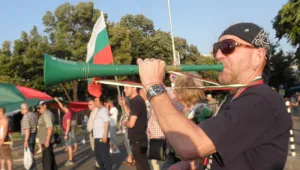 Анти-Палев протест блокира пътя към Банско