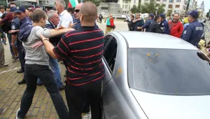 Заслужават ли депутатите да бъдат замеряни с яйца и домати?