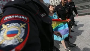 Десетки бяха арестувани след сблъсъци на гей парад в Русия