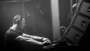 TIESTO стартира сета си по-рано
