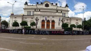 Авторите на „Вън, слуги на Газпром” излязоха от ареста