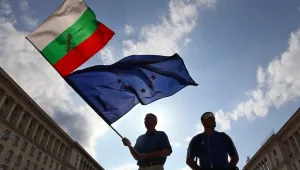 Сблъсък между протестиращи и полицаи пред НС