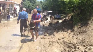 Пукнатини и канални води подкопават 