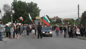 Ромите от Гърмен не събарят, протестиращите чакат ДНСК