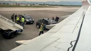 Британски самолет кацна в София заради безредици на борда