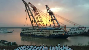Близо 400 станаха жертвите на потъналия в Китай кораб