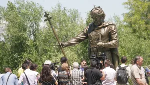 Трябва ли да бъдат премахнати светещите очи от статуята на цар Самуил в София?