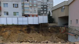 Започва укрепването на изкопа, който се свлече до основните на блок във Варна